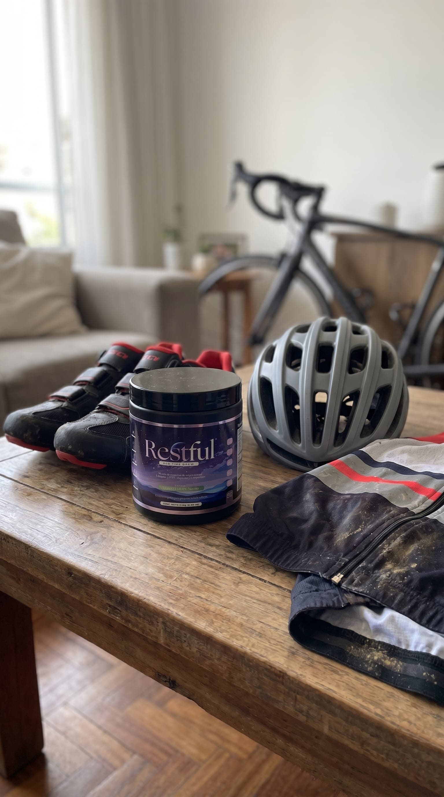 Frasco con casco, jersey y bicicleta de fondo