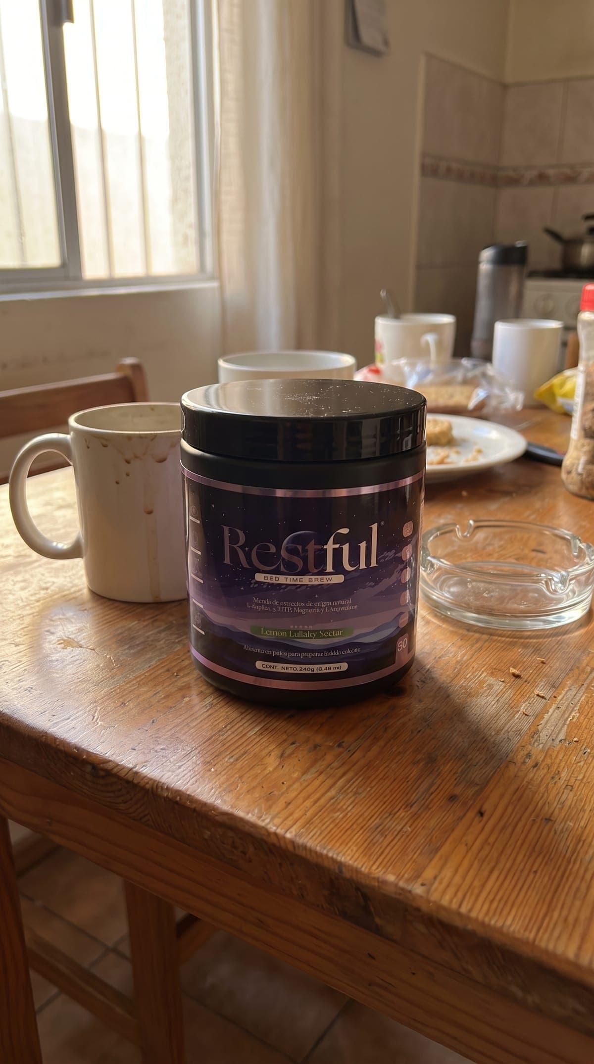 Tarro de Restful en la mesa de la cocina con las primeras luces de la mañana